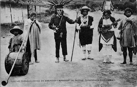 Una foto en blanco y negro de un postal histórico titulado: Fiestas Carnavalescas en Sibundoy— Misiones de Padres Capuchinos Colombia